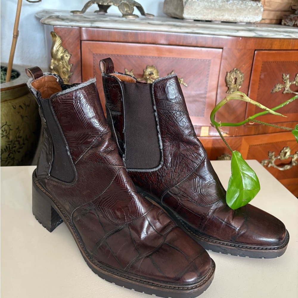 Zara Brown Croc Embossed Chelsea Boots – Size 8.5
